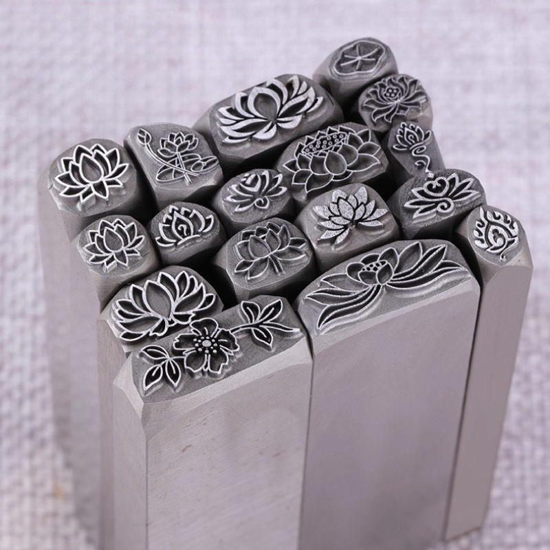 Timbri in metallo con design a - Leatherwork Flowers recensione e prezzo
